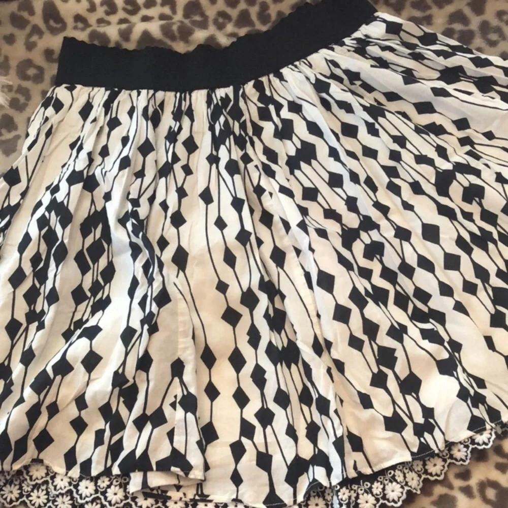 Forever 21 Pleated Skirt in Black & White Size Medium